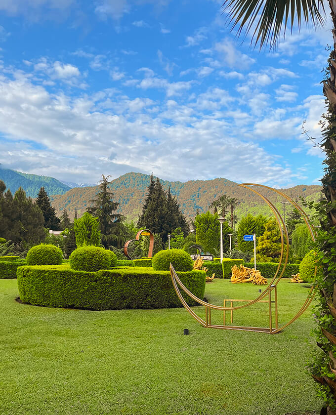 محوطه هتل آهوان